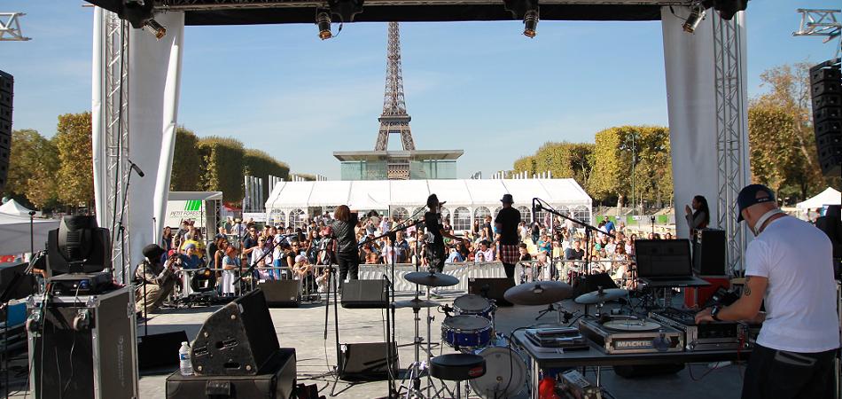 Defisitival au Champs de Mars devant la Tour Eiffel